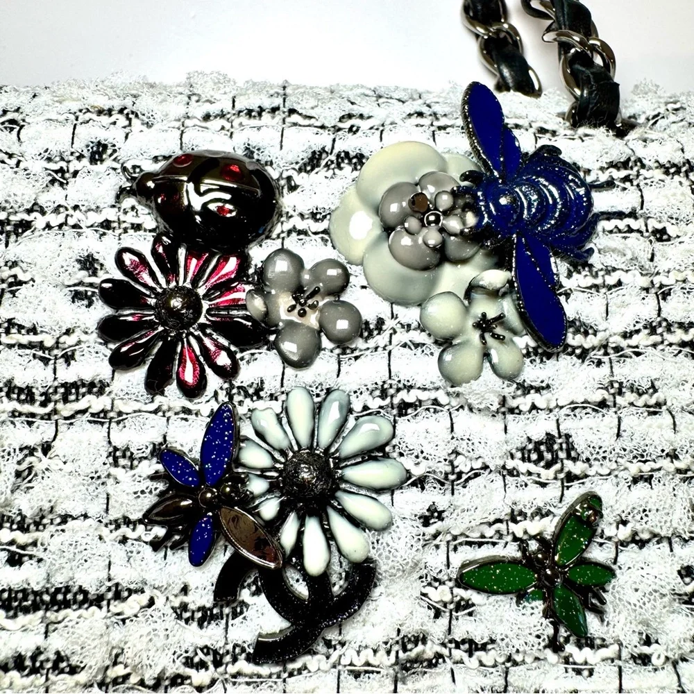 Rare Chanel 2.55 Garden Party CC Logo Charms Flap Bag In White & Black Tweed - Picture 5 of 16